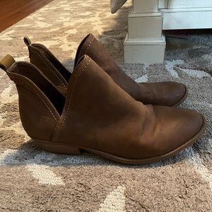 Universal Thread cutout booties - Size 9 1/2